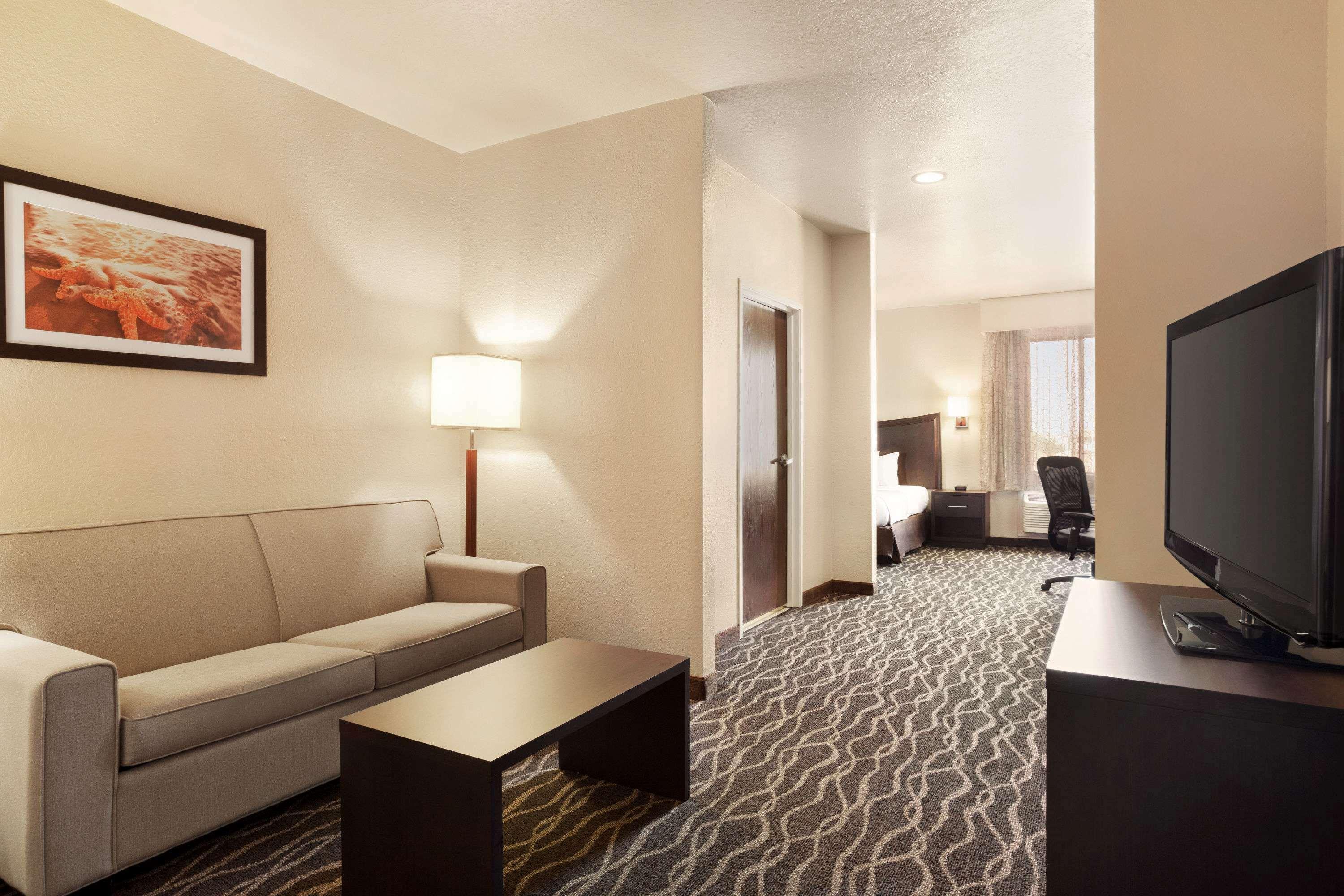 Baymont By Wyndham Clute Lake Jackson Exterior foto